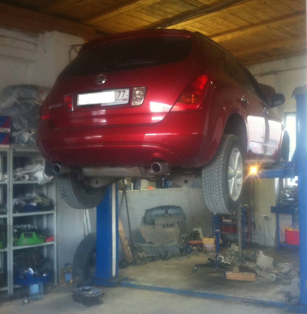 Nissan Murano на подъёмнике в мастерской