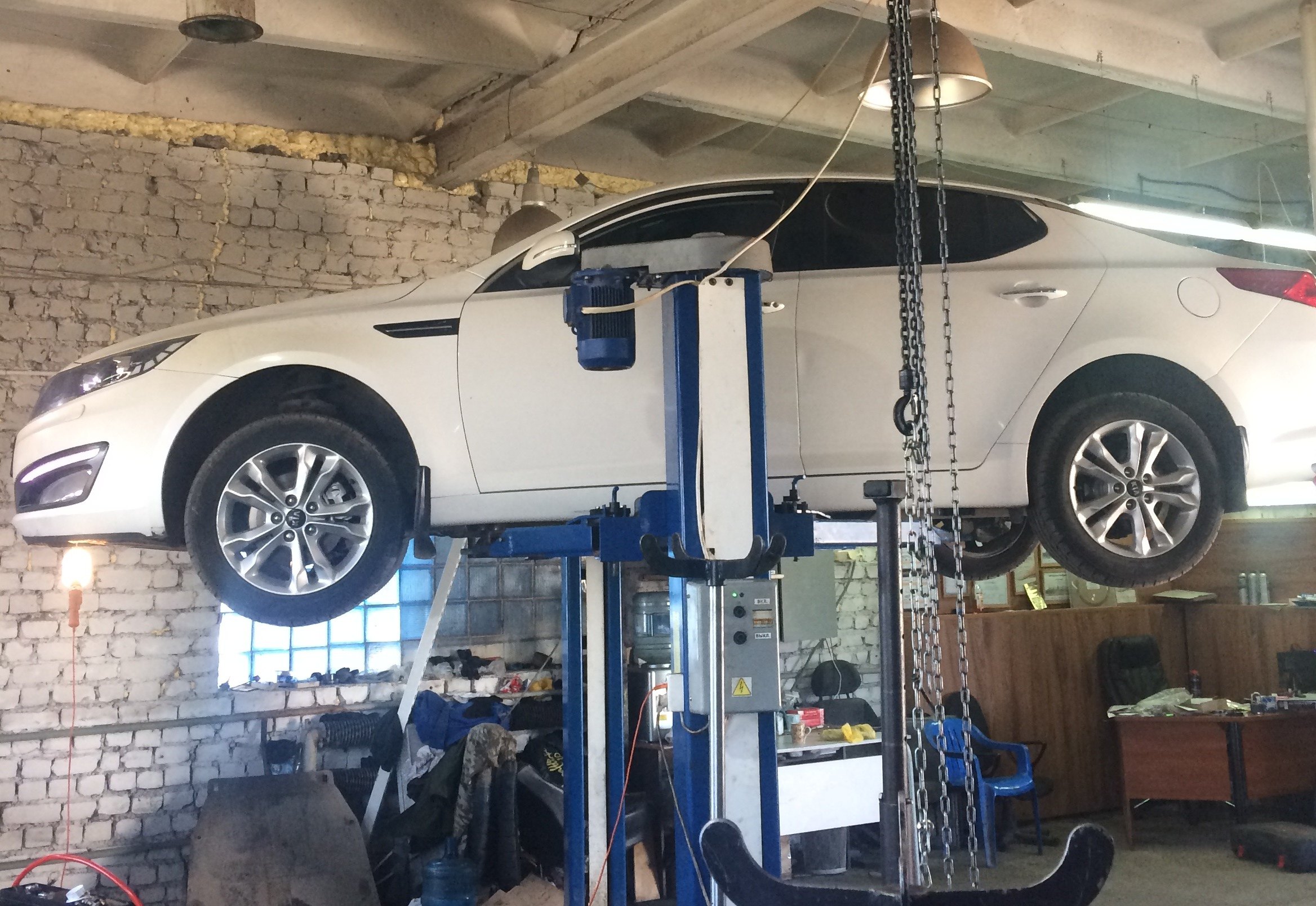 Kia Optima на подъёмнике в мастерской «Автомат40»